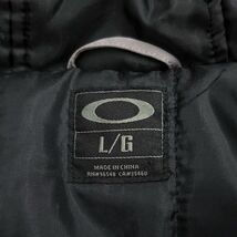 261033【Lサイズ】良品 OAKLEY 中綿 フード付き ジャケット ブルゾン バイカラー グレー ブラック オークリー メンズ_画像6