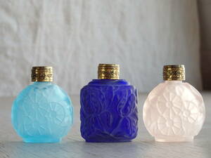 フランスアンティーク 香水瓶 ガラス瓶 3個セット ポット ボトル 蚤の市 ブロカント 一輪挿し　花器　蓋付き　エンボス ３色