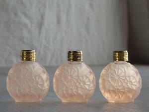 re フランスアンティーク 香水瓶 pink ガラス瓶 3個セット ポット ボトル 蚤の市 ブロカント 一輪挿し　花器　蓋付き　エンボス　