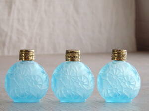 re フランスアンティーク 香水瓶 丸水色 ガラス瓶 3個セット ポット ボトル 蚤の市 ブロカント 一輪挿し　花器　蓋付き　エンボス