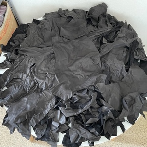 ☆ワンコイン♪♪練習用にも♪☆★超特価★衣料革 ハギレ 黒 ブラック 約1.8kgの画像4