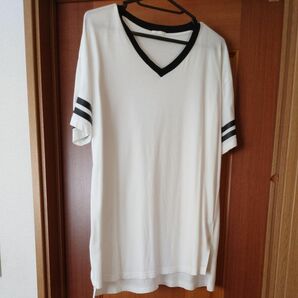 ホワイトVラインTシャツ