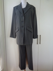 ☆ESCROW　パンツスーツ　３点セット　ピンストライプ　ゆったり15号　大きいサイズ　グレー　美品