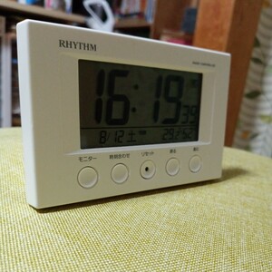RHYTHM(リズム時計) ルークデジット 置き時計 目覚まし時計 温度計 湿度計 電波時計 湿度　日　曜日　時刻　クロック