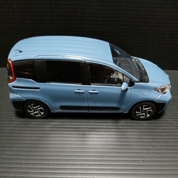 ● カラーサンプル「1/30　シエンタ」グレイッシュブルー　TOYOTA　ミニカー　SIENTA　sienta　8W2