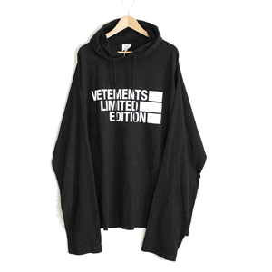 ★未使用 VETEMENTS ◆オーバーサイズ ロゴプリント フーディー 黒 XLサイズ (下げ札付き) 長袖 カットソー 大きいサイズ ヴェトモン /ZX9