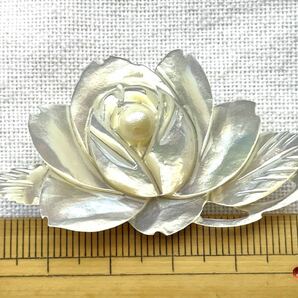 NO.903 帯留め 天然貝 花(薔薇)の彫刻 パール付き シェル 白蝶貝 リメイク品(帯留 帯飾り 和装小物)ハンドメイド品の画像4