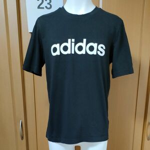 アディダス半袖ＴシャツM　ブラックボディに映えるホワイトadidasロゴ　袖にも刺繍ロゴ入っています　コットン100％