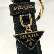 PRADA プラダ キーリング キーホルダー ゴールド ブラック レザー 三角プレート 1PP142 サフィアーノ 箱付き_画像2