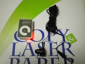 THE SILVER SIMPLE TYPE MP3 PLAYER WITH EARPHONE COMBO NEWLY FREESHIPMENT(minimum only) NO1