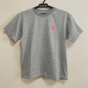 【美品】 THE NORTH FACE ザノースフェイス　グレー　灰色　赤　ブラック　ロゴ　Tシャツ