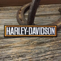 送料無料 ハーレーワッペン 英字 ロゴ 刺繍 ◆ アイロンパッチ Harley Davidson バイク ネームプレート風 長方形 CAWP49_画像1