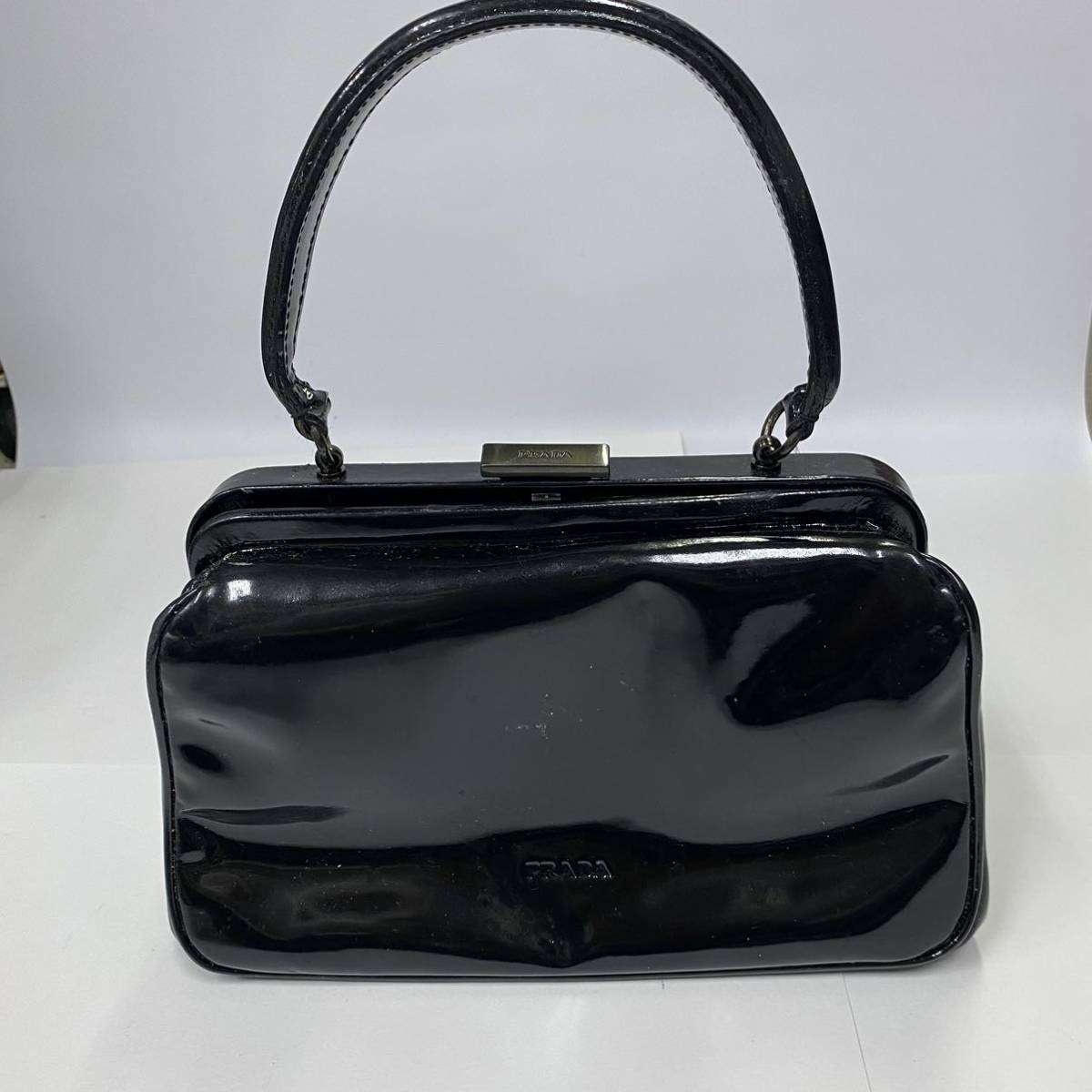 ヤフオク! -「プラダがま口バッグ」の落札相場・落札価格