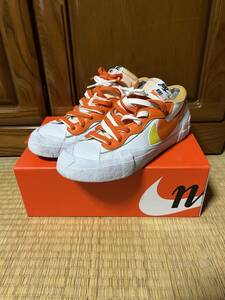 SACAI × BLAZER LOW "MAGMA ORANGE" DD1877-100 （ホワイト/ホワイト/マグマオレンジ）