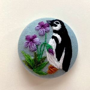 刺繍くるみボタン　ブローチ　ペンギンとスミレ