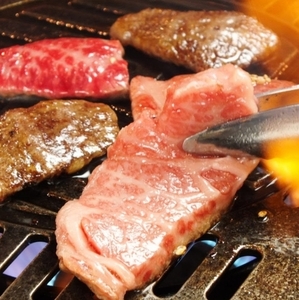 * тщательно отобранный![ Kyushu производство чёрный шерсть мир корова ]1kg yakiniku для cut (7~8mm толщина ) мягкость . мир корова иметь целью тест выдающийся! 10kg до единая стоимость доставки . доставляем! yakiniku /BBQ