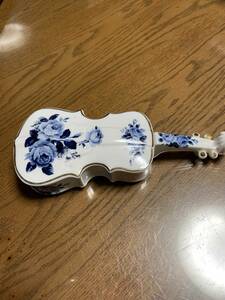 中古品　バイオリン型　小物入れ　タテ１７cm ヨコ７cm