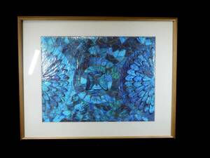 美しい青の羽に目を惹かれる！昭和ビンテージ モルフォ蝶の額装羽根細工 蝶羽画 アート 1984年 額 幅53.5cm 高さ42cm HKS508