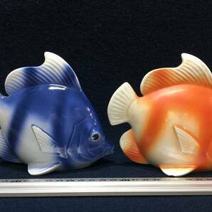 2匹組 リアル動物 魚類 置物 陶器 焼き物 エンゼルフィッシュ 赤 青 置物 飾り物 裏側 底部に サイン 熱帯魚 珍品 文鎮 ペーパーウエイトの画像1