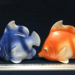 2匹組 リアル動物 魚類 置物 陶器 焼き物 エンゼルフィッシュ 赤 青 置物 飾り物 裏側 底部に サイン 熱帯魚 珍品 文鎮 ペーパーウエイトの画像2
