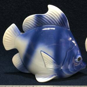 2匹組 リアル動物 魚類 置物 陶器 焼き物 エンゼルフィッシュ 赤 青 置物 飾り物 裏側 底部に サイン 熱帯魚 珍品 文鎮 ペーパーウエイトの画像3