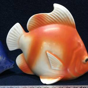 2匹組 リアル動物 魚類 置物 陶器 焼き物 エンゼルフィッシュ 赤 青 置物 飾り物 裏側 底部に サイン 熱帯魚 珍品 文鎮 ペーパーウエイトの画像4