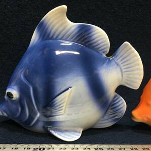 2匹組 リアル動物 魚類 置物 陶器 焼き物 エンゼルフィッシュ 赤 青 置物 飾り物 裏側 底部に サイン 熱帯魚 珍品 文鎮 ペーパーウエイトの画像5