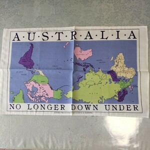 世界地図　オーストラリア製　南北さかさま世界地図　世界の見方が変わる　布地製　76×47cm 未使用　美品