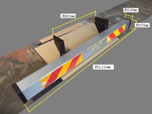 (716）中型(増トン)用アルミリアバンパー(WEF E6 58R)、ステー(ボルト付き)、反射板付き　新車外し品