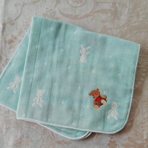 新品 くまの刺繍入りガーゼハンカチ