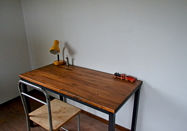 Work table walnut color iron leg 机 デスク ウォルナット cafe アンティーク テーブル 什器 マルシェ アトリエ 鉄脚 工業系, ハンドメイド作品, 家具, 椅子, テーブル, 机