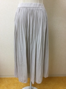 ナチュラルビューティーベーシック 薄いグレーのスカート ウエストハーフゴム サイズM