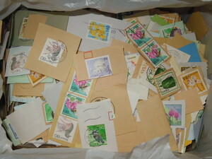 使用済み切手のキロボックス　1.5㎏強 大量　紙付き　平成普通切手　