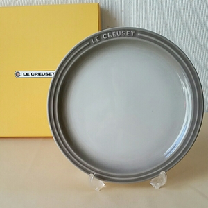 ルクルーゼ ラウンドプレート ナツメグ19㎝　平皿　廃盤　日本正規品　新品