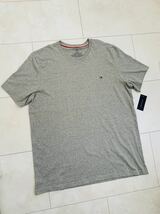 ■新品・タグ付き■TOMMY HILFIGER/トミーヒルフィガー■グレーの半袖Tシャツ・ワンポイントロゴ入り■メンズXLサイズ■_画像2