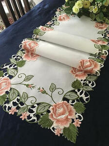 薔薇の花　カットワーク刺繍　テーブルランナー40X180cm　当店オリジナル商品　ローズピンク