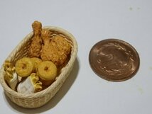 ★Q003☆ミニチュア　料理　食べ物　チキン　ポテト　ビスケット　☆リーメント　ぷちバーガー　ドールハウス_画像1