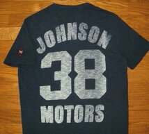新品 USA製 ジョンソンモータース Johnson Motors スリムフィット プリント 半袖 Tシャツ (Sサイズ/紺) トイズマッコイ CLASSIC 38 バイク_画像2