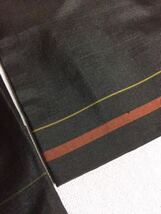 QM128 和装 女性用 絹素材 着物/黒地/赤緑黄色の横縞模様/光沢素材_画像6
