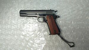 精巧1/3サイズ　ミニチュアモデルガン　コルトM1911　ガバメント　ウッドグリップフルチェッカー　ガンカラー　