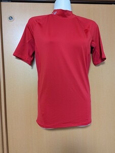 即決！新品●アンダーアーマーUNDER ARMOUR●常に涼しくヒートギア●半袖コンプレッションＴシャツ●メンズＬG（Ｌサイズ位）レッド赤