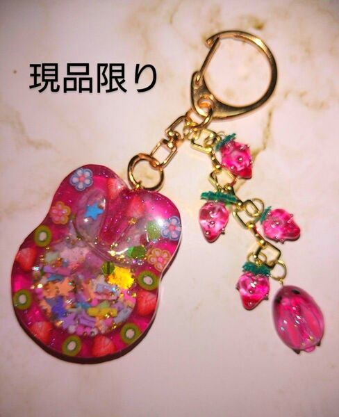 うさぎ 苺 シャカシャカ バックチャーム レジン作品(ハンドメイド)