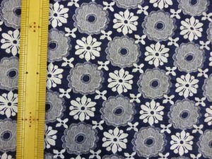 ★即決★3601・綿ローンＰＴ・刺繍調柄・紺