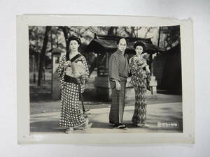 スチール写真1枚「陽気な仲間」勝新太郎　浦路洋子　阿井美千子　大映　1958年