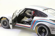 エグゾト 1/18 ポルシェ 935 1976年 ルマン24ｈクラス優勝 №40 R・シュトメレン／M・シュルティ車 フィニッシュライン仕様　58EGGAC_画像6