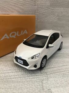 1/30 トヨタ アクア AQUA 中期 非売品 カラーサンプル ミニカー ライムホワイトパールクリスタルシャイン