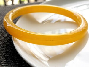 アンバー琥珀　インドネシア　おしゃれ黄金色　バングル　内径63mm