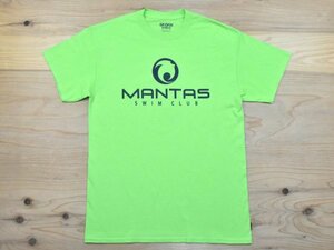 USA古着 MANTAS SWIM CLUB ロゴ Tシャツ sizeM 黄緑 グリーン 水泳 スポーツ アメリカ アメカジ GILDAN