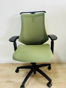 Используемый офисный стул Itoki F -Chair Movable Elbow Avy Green 2019 2877