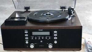 TEAC □レコードプレーヤー/カセット・CD再生/録音レコーダー　□LP-R520(WA) ■2020年製造